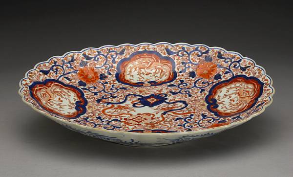 Appraisal: An Imari porcelain scalloped rim charger Meiji Taisho Period The