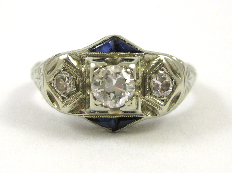 Appraisal: DIAMOND SAPPHIRE AND EIGHTEEN KARAT GOLD RING The white gold