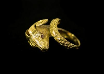 Appraisal: An ct gold ring of ram's head design with ruby