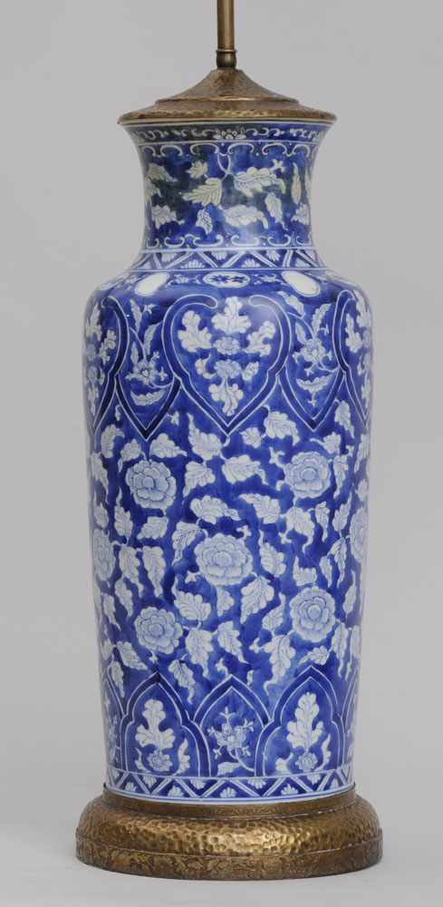 Appraisal: CHINESE BLUE AND WHITE PORCELAIN VASE MOUNTED AS A LAMP