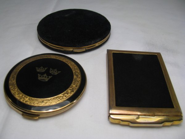 Appraisal: Vintage gold tone metal compact encased in black velvet Exterior