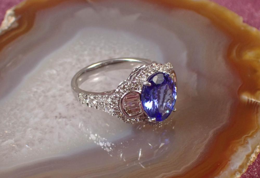 Appraisal: TANZANITE DIAMOND AND EIGHTEEN KARAT GOLD RING The white gold