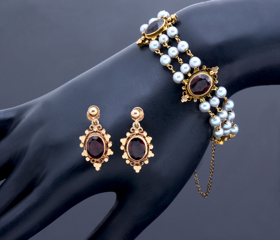 Appraisal: K STATION PEARL GARNET BRACELET WITH EARRINGS Vintage station strand