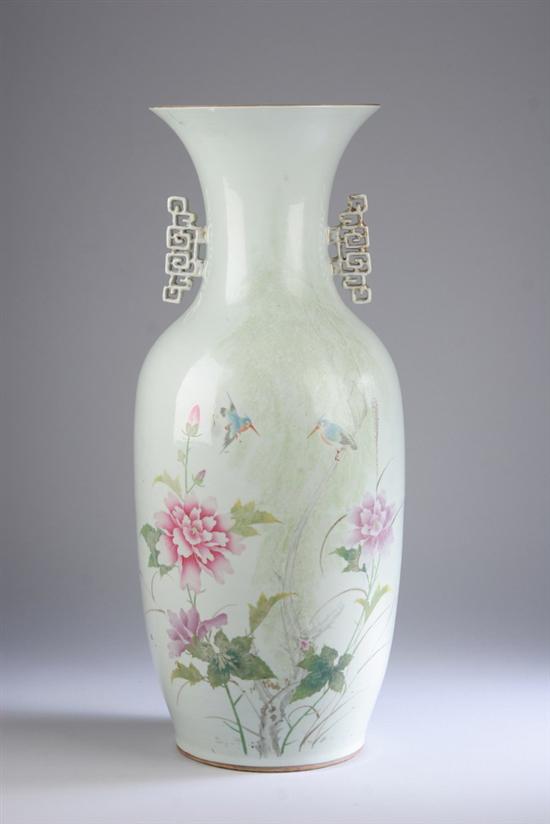 Appraisal: CHINESE FAMILLE ROSE PORCELAIN VASE Late Qing Dynasty early Republic