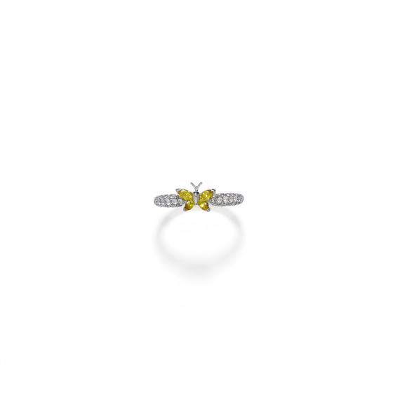 Appraisal: DIAMOND RING Platinum Decorative fine ring the top with a