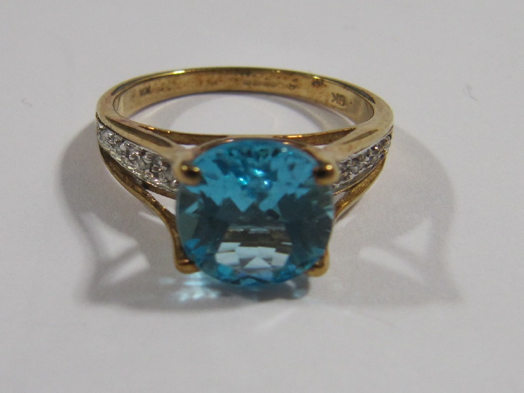 Appraisal: Nine carat gold blue topaz single stone ring with diamond