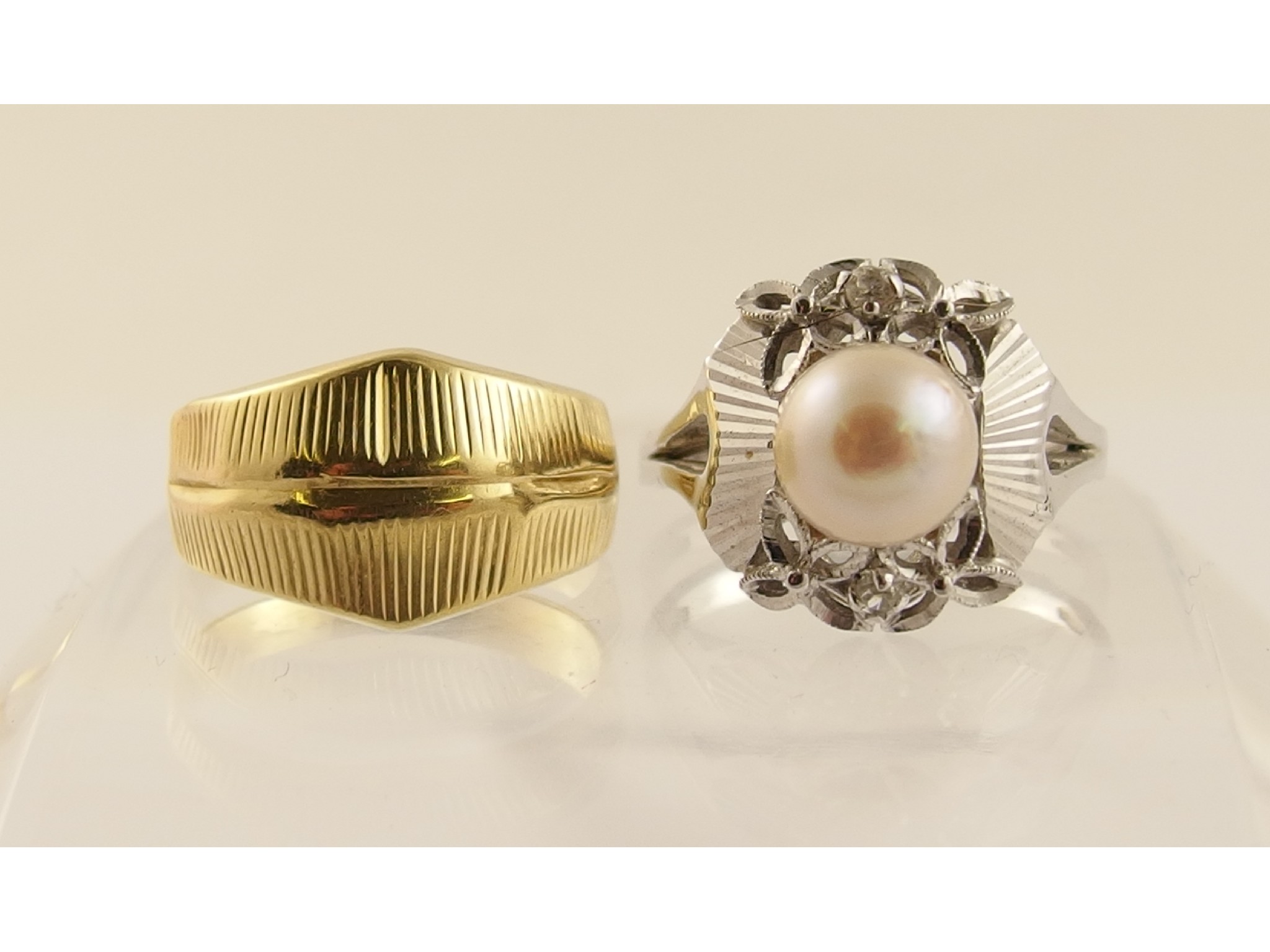 Appraisal: An ct white gold ring set with a pearl and