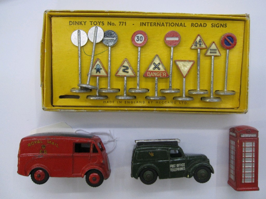 Appraisal: Lot comprising boxed set of Dinky road signs a telephone