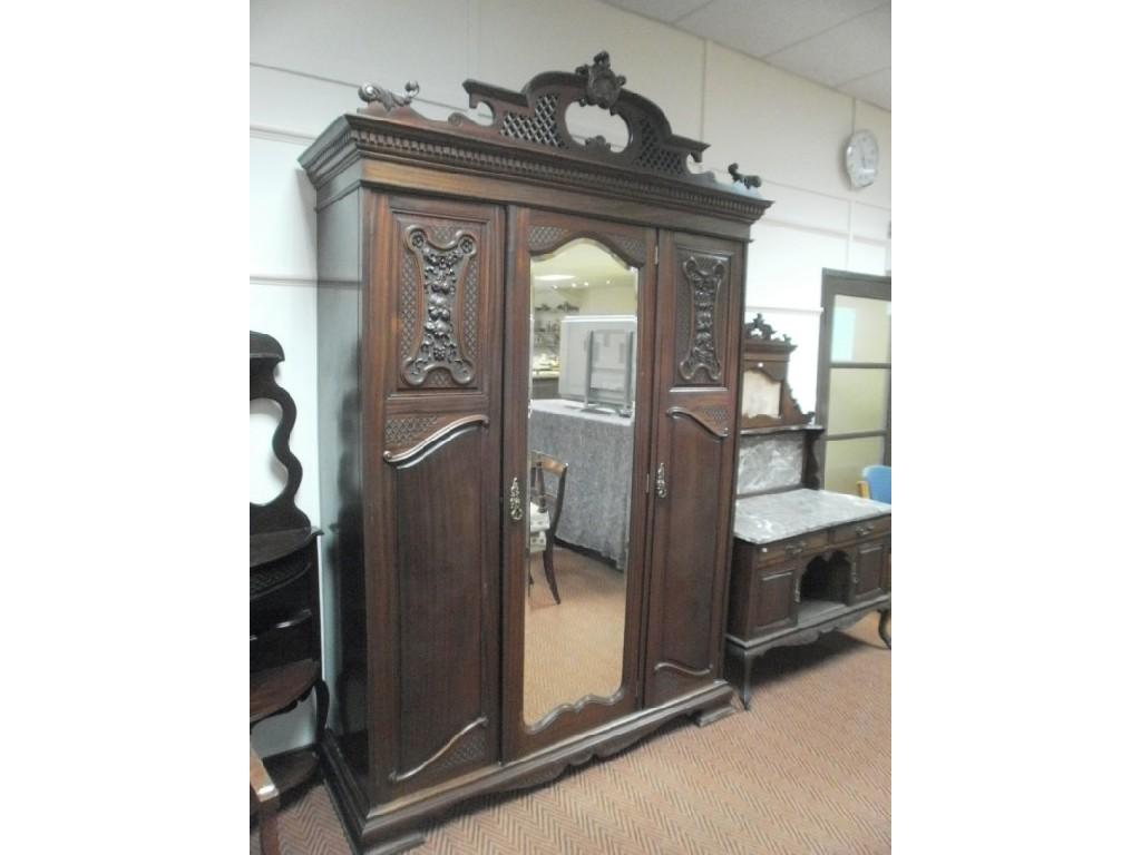 Appraisal: A late Victorian mahogany part bedroom suite comprising a three