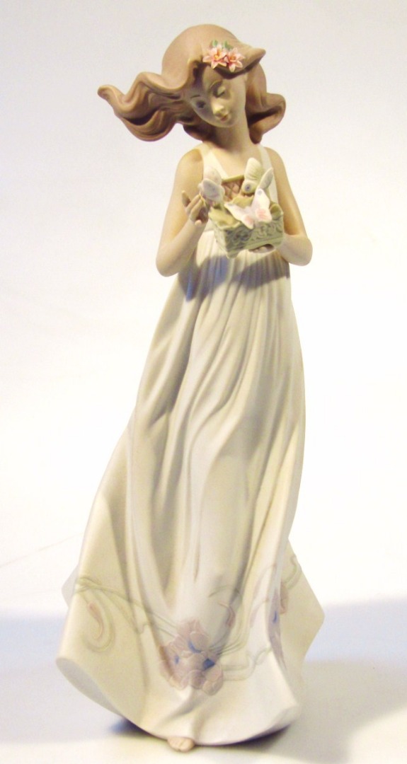 Appraisal: A Lladro matt glaze porcelain figure of a lady holding