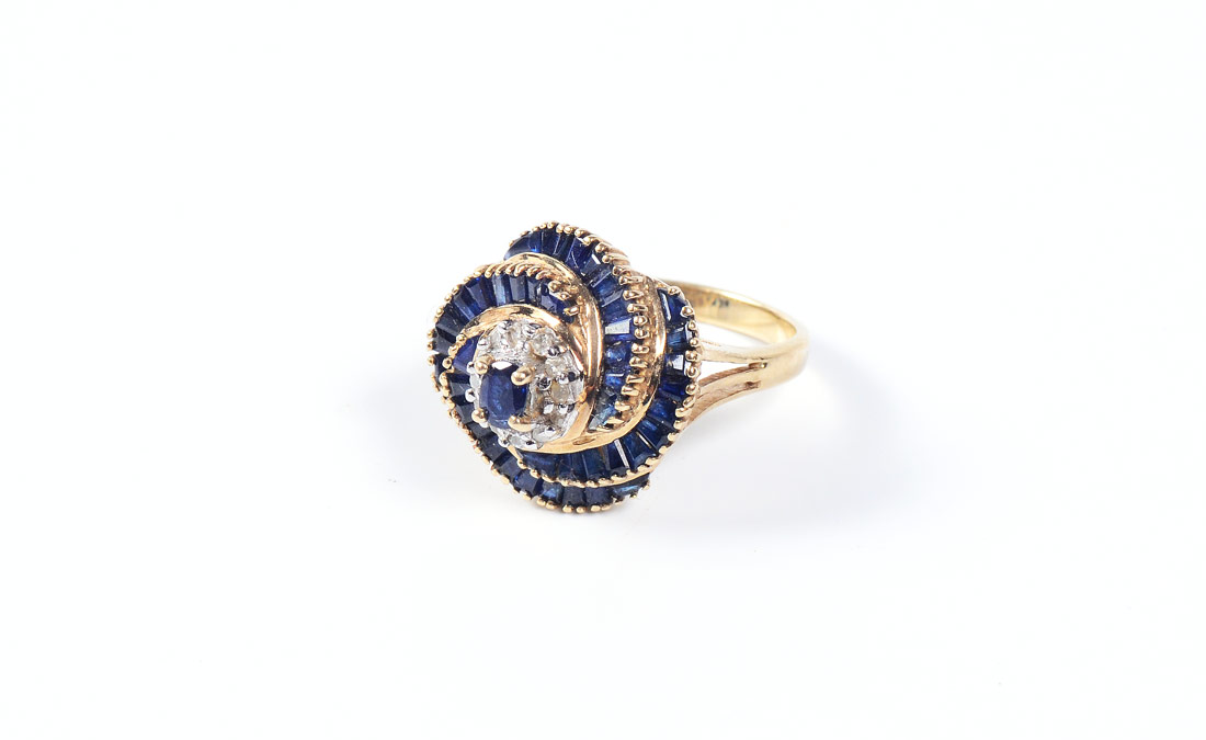 Appraisal: K SAPPHIRE DIAMOND SWIRL DESIGN RING K yellow gold ring