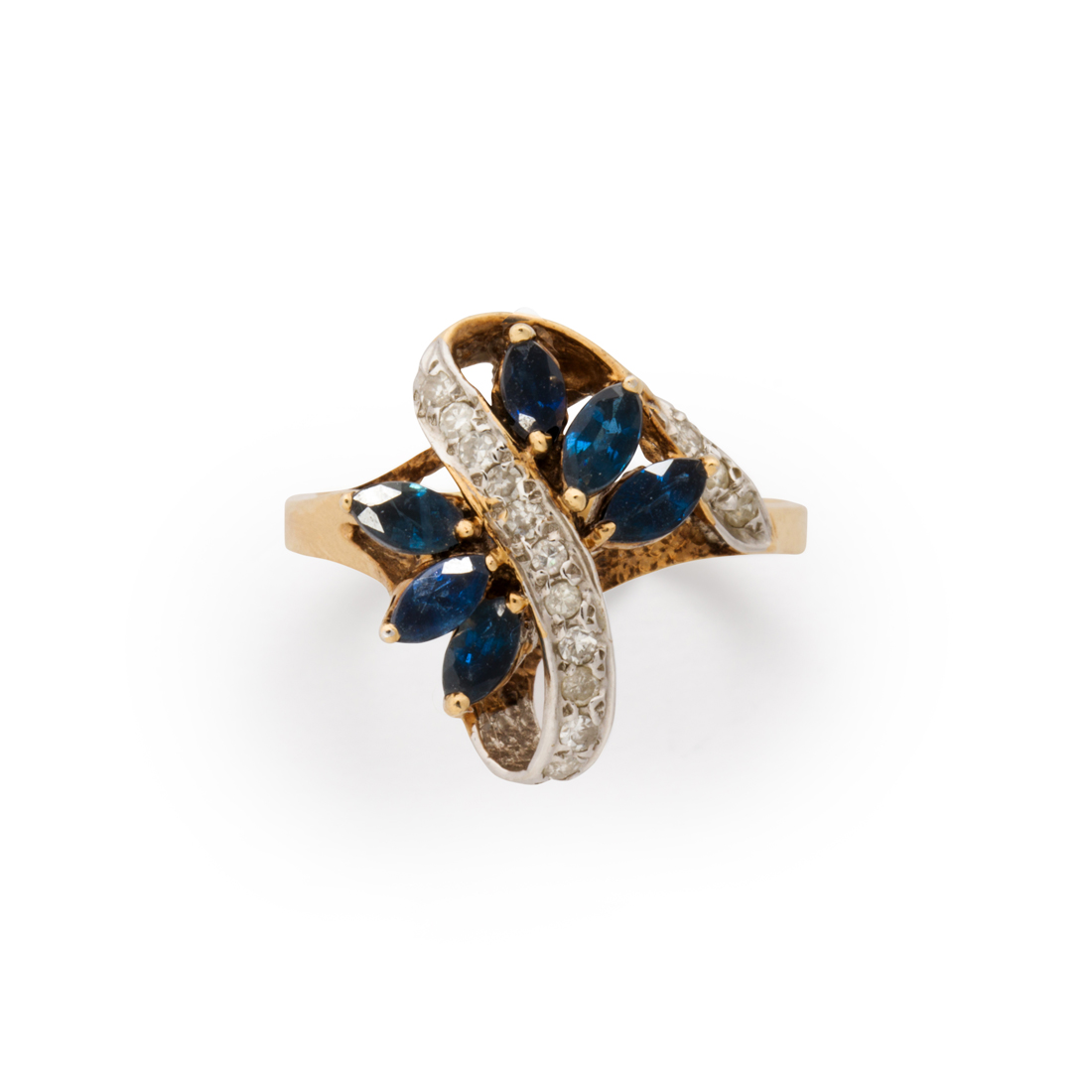 Appraisal: A SAPPHIRE DIAMOND FOURTEEN KARAT GOLD RING A sapphire diamond