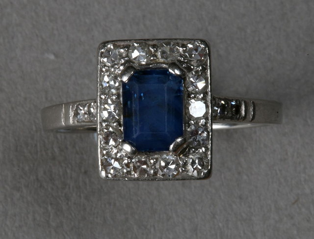 Appraisal: A SAPPHIRE AND DIAMOND SET RING claw set emerald cut