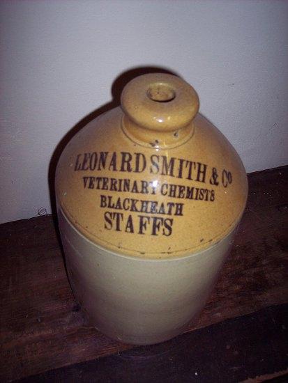 Appraisal: A stoneware jar for Leonard Smith Co Veterinary Chemists Blackheath