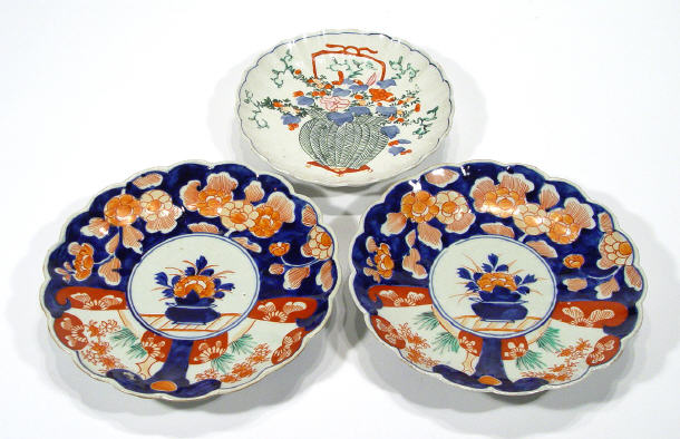 Appraisal: Pair of Japanese Imari fluted porcelain plates with hand painted