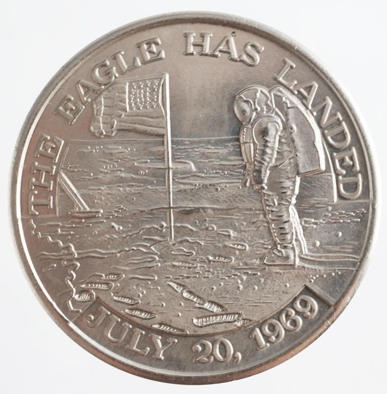 Appraisal: Flight Awareness medallion commemorating the Apollo mission Well-struck on both