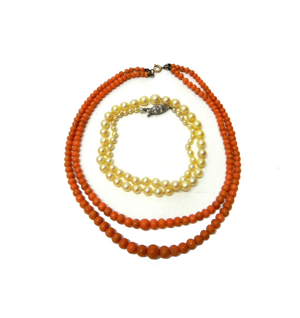 Appraisal: A quantity of vary coloured butterscotch coloured loose amber beads