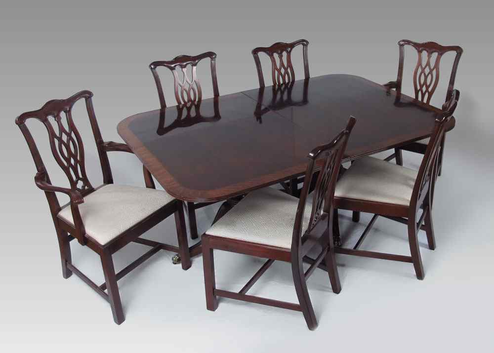 Appraisal: HENREDON DINING AND SET OF MAHOGANY CHAIRS Dining table ''h