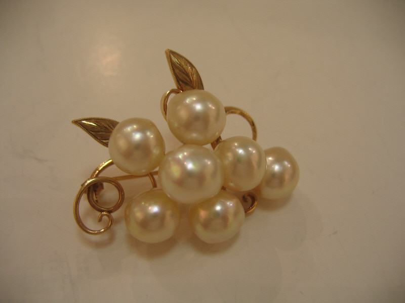 Appraisal: PEARL BROOCH k yellow gold grapes and leaves design set