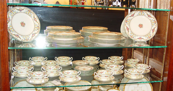 Appraisal: WEDGWOOD VETNOR FINE CHINA pieces to include dinner plates salad