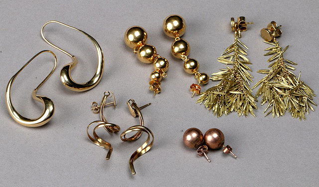 Appraisal: A PAIR OF CT GOLD DROP EARRINGS in the form