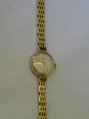 Appraisal: A LADY'S TUDOR ROYAL WRIST WATCH with cream circular dial