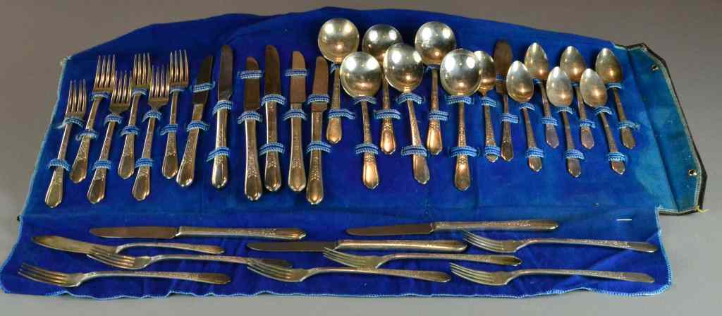 Appraisal: Pcs Rogers Brothers Silverplate FlatwareTo include knives forks soups and