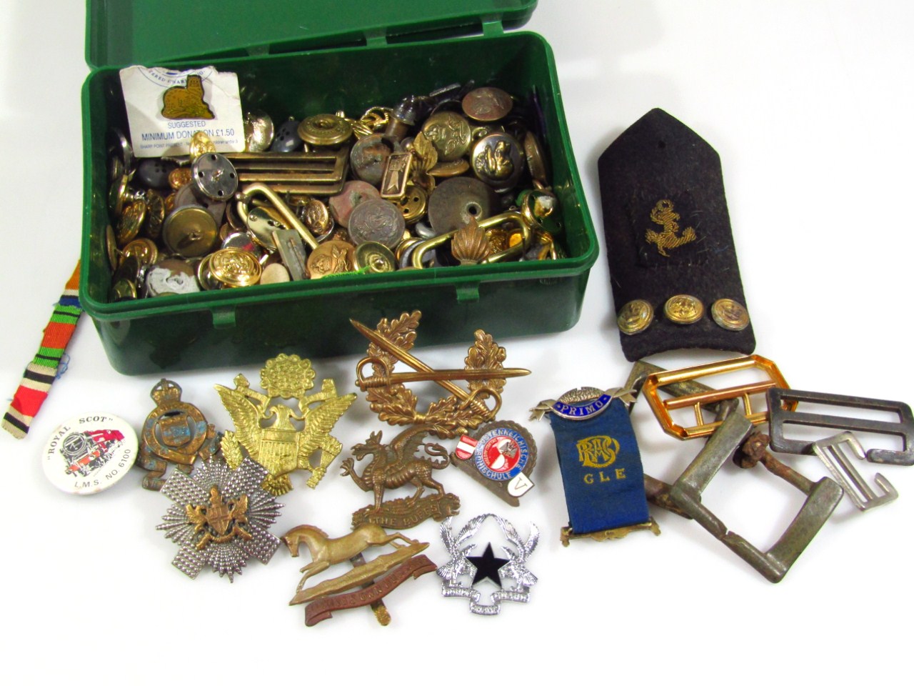 Appraisal: Various military buttons cap badges etc to include Third King's