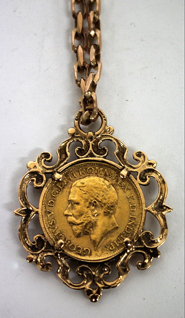 Appraisal: A GEORGE V GOLD SOVEREIGN dated mounted onto a carat