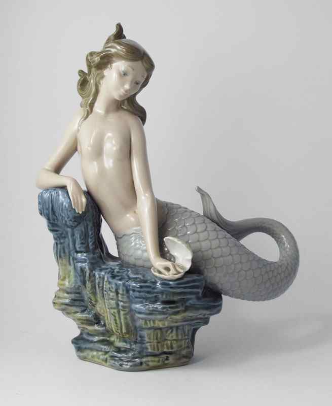 Appraisal: LLADRO PORCELAIN FIGURINE ''PEARL MERMAID'' Vincente Martinez sculpture issued retired