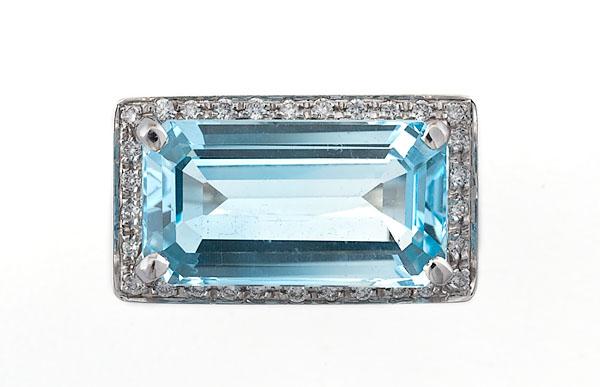 Appraisal: K BLUE TOPAZ AND DIAMOND RING Italian a blue topaz