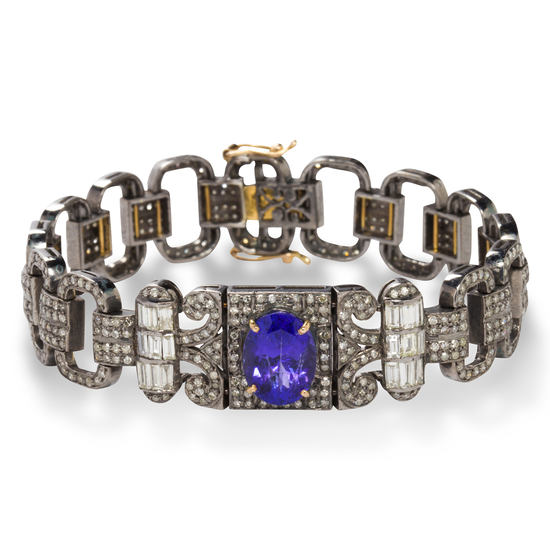 Appraisal: A TANZANITE AND DIAMOND BRACELET A tanzanite and diamond bracelet