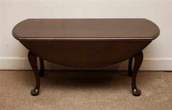 Appraisal: Queen Anne style mahogany drop leaf coffee table Estimate -