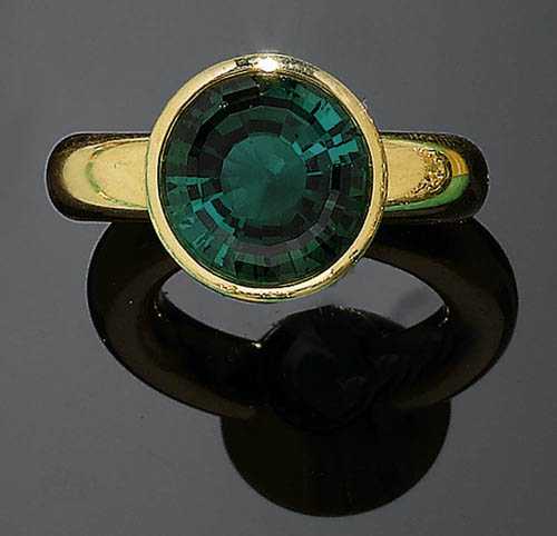 Appraisal: TOURMALINE AND GOLD RING Yellow gold Casual ring the top