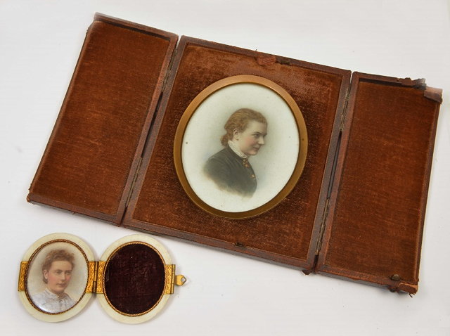 Appraisal: AN OVAL IVORY LOCKET with inset miniature of an over