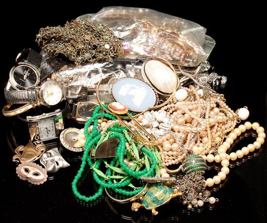 Appraisal: Large assortment of costume jewelry