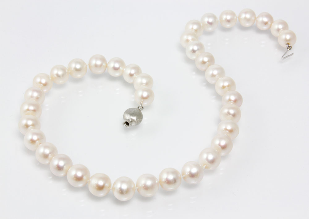 Appraisal: - Ladies Pearl Necklace Ladies pearl necklace - mm