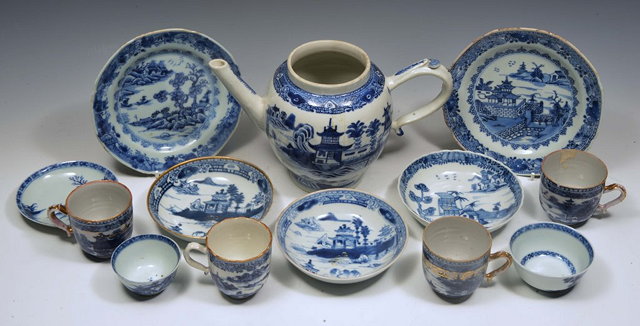 Appraisal: A CHINESE BLUE AND WHITE PORCELAIN TEA POT th Century