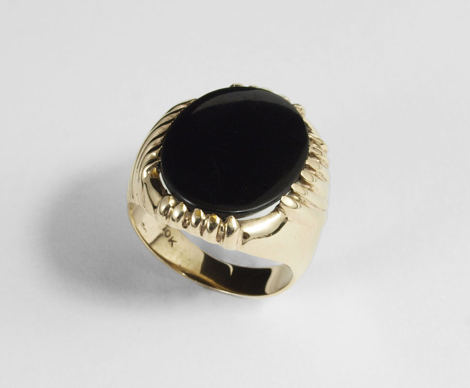 Appraisal: MENS K ONYX RING K yellow gold onyx ring Oval