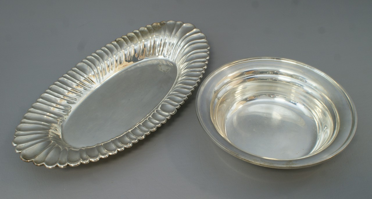 Appraisal: Oval ribbed sterling silver bread tray l along with an