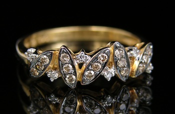 Appraisal: A Lovely k Diamond Ring k yellow gold band features