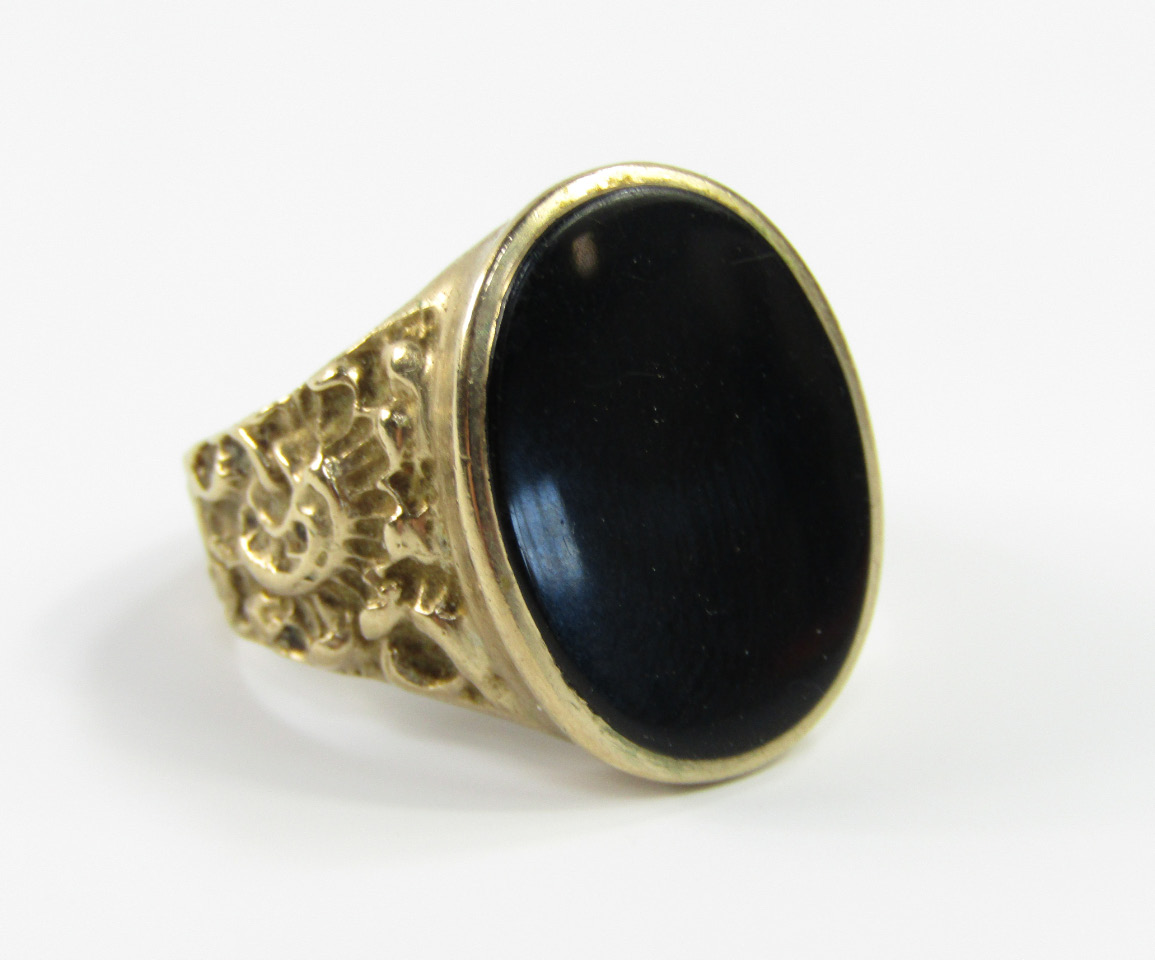 Appraisal: A ct gold and oval black onyx set gentleman's signet