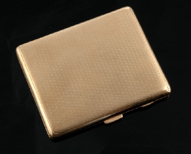 Appraisal: A gold cigarette case The ct gold rectangular case with