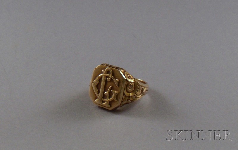 Appraisal: Man's kt Gold Ring Signet Ring bearing the initials GL