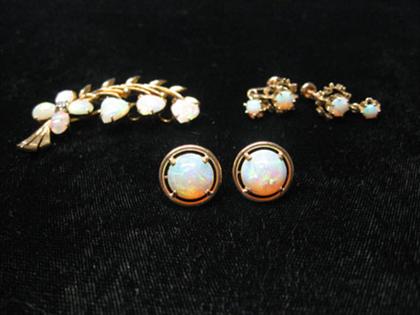 Appraisal: Set of opal jewelry two pairs of earrings pin in