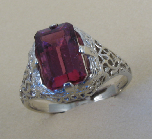 Appraisal: TOURMALINE AND FOURTEEN KARAT GOLD RING pierced white gold centering