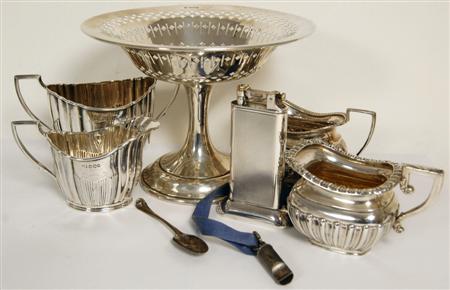 Appraisal: A collection of items to include an Edwardian cream jug