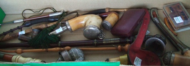 Appraisal: A quantity of smokers pipers th century including a finely