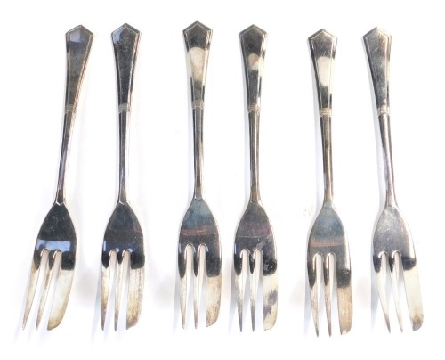 Appraisal: A set of six Elizabeth II silver cake forks cased