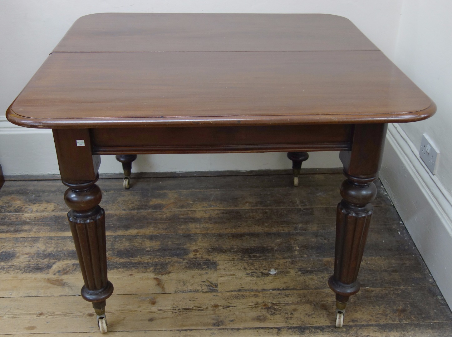 Appraisal: A Victorian mahogany extending dining table the moulded rectangular top